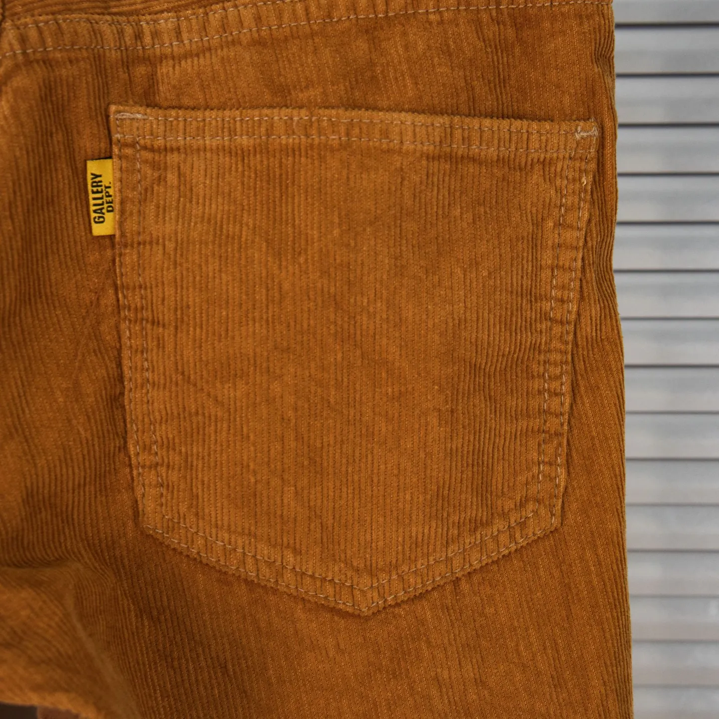 P240 Chrome Hearts Gallery 2025 corduroy spliced ​​multi-pocket couple bootcut jeans are a hot trend this season and are sought after by countless celebrities and fashionistas. The neat details of the cutting process add color to the playful fashion! The neat and meticulous design, and the well-fitting structure is unique. The upper body not only has outstanding recognition, but also looks younger and younger. A style with the ultimate wearing meaning and performance, gorgeous color matching, and the craftsmanship of this style is also extremely extraordinary. After the finished product is washed, it is disassembled and hand-made with sheepskin cross leather and then spliced ​​together to complete. The whole piece has too many craftsmanship to describe. It is decorated with patchwork cross flowers and high-waisted washed jeans! ! Absolutely high-end luxury product, a god-level single product, a super popular product, made by top heavy industry, a magic weapon that cannot be missed to hit the streets. Style number: 1847 Size: 28 30 32 34 36 Color: yellow